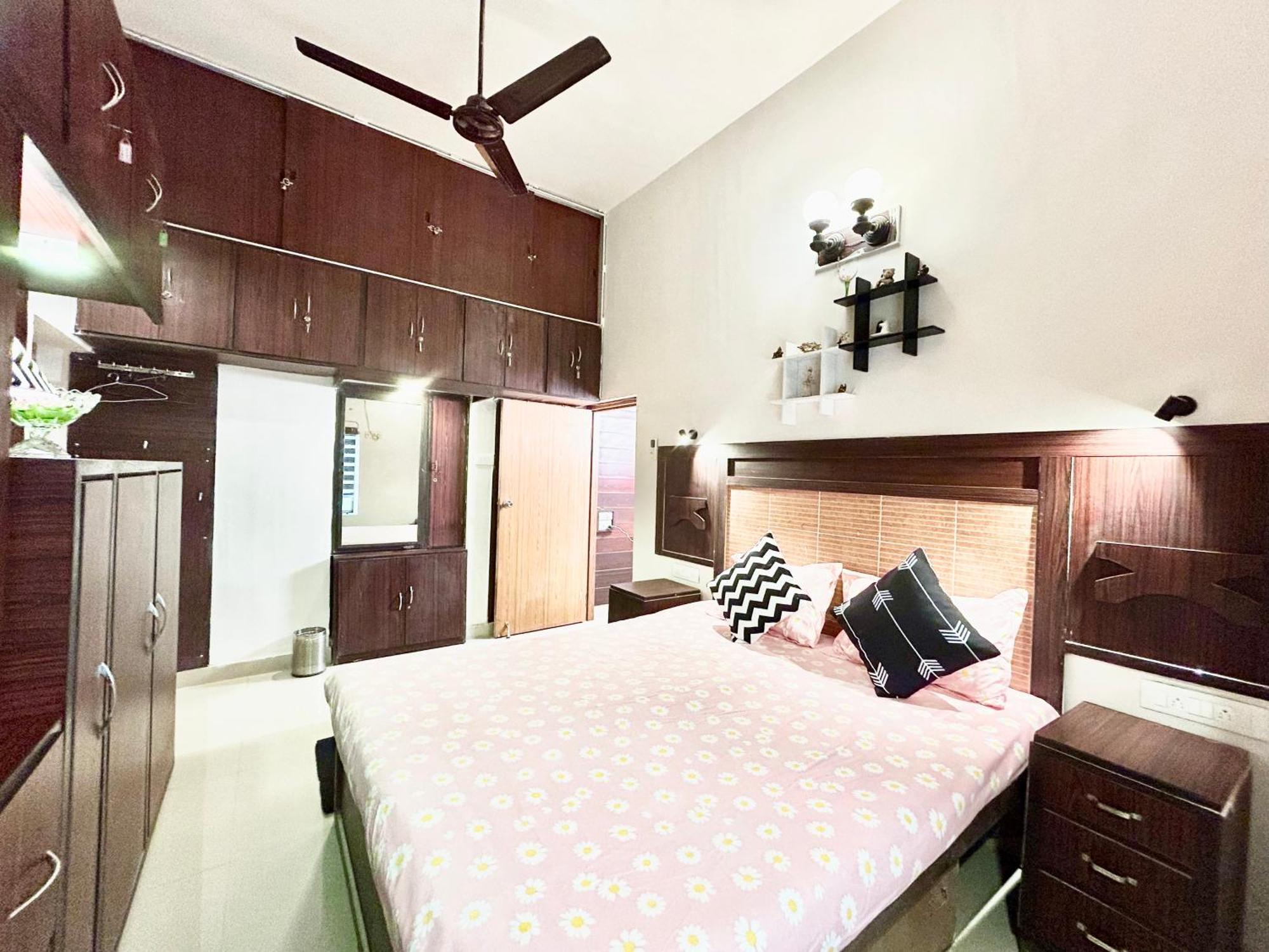 Aristocratic 3bhk Near Eastern Metropolitan Club, Santoshpur *